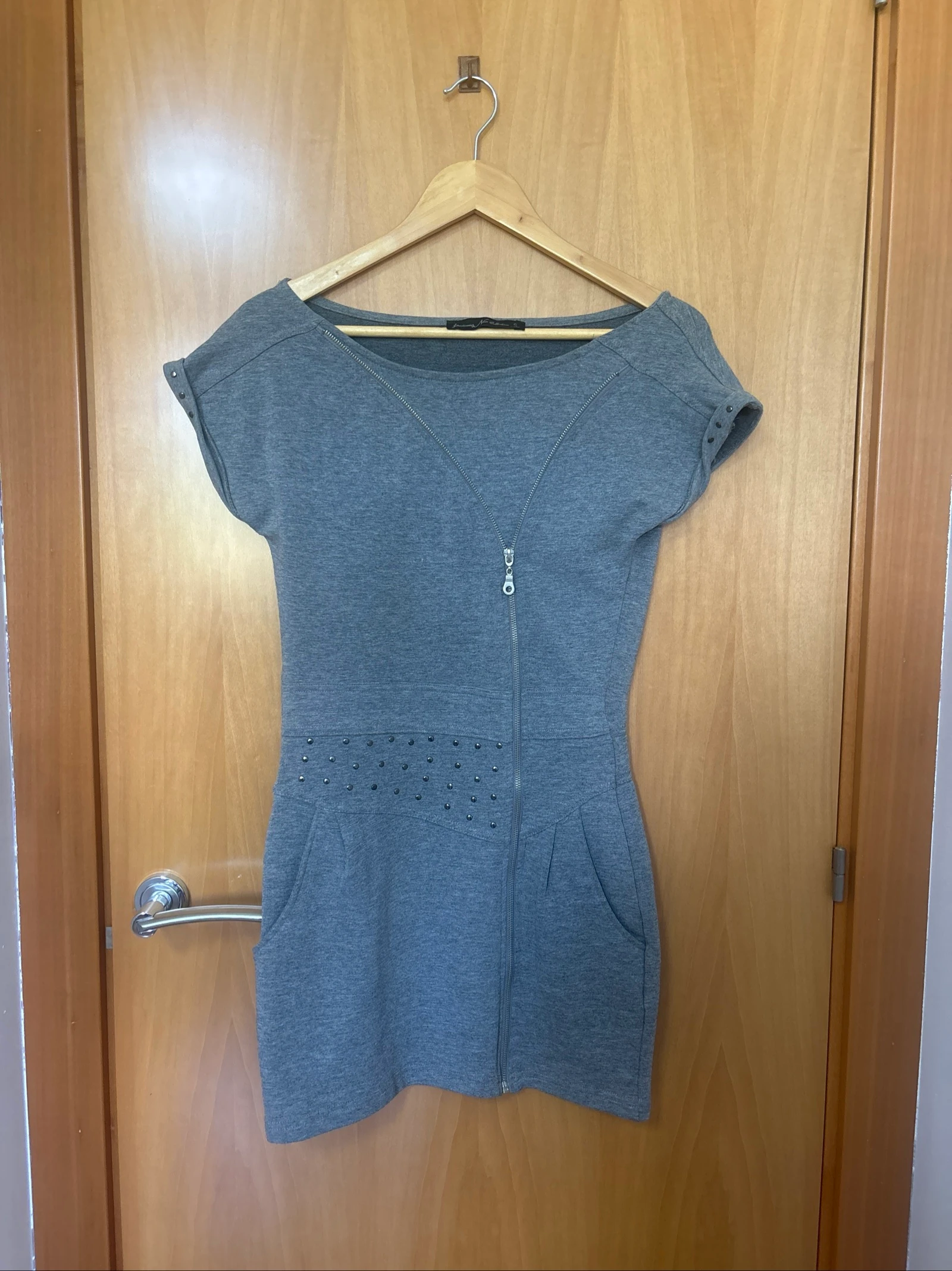 Vestido gris de Stradivarius 
